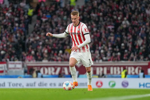 Philipp Lienhart (SC Freiburg, 03) am Ball , Deutschland, Fussball, 1. Bundesliga, 16.Spieltag, 2025 2026, SC Freiburg vs. Hamburger SV, 10.01.2026, Europa-Park Stadion, Freiburg, Deutschland DFL REGULATIONS PROHIBIT ANY USE OF PHOTOGRAPHS AS IMAGE SEQUENCES AND OR QUASI-VIDEO. Freiburg Europa-Park Stadion Baden-Württemberg Deutschland Copyright: xArnexAmbergx