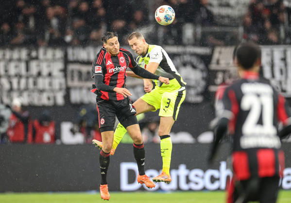 Younes Ebnoutalib (Eintracht Frankfurt, 11) und Waldemar Anton (Borussia Dortmund, 03) im Luftzweikampf, GER, Eintracht Frankfurt vs. Borussia Dortmund, 1. Bundesliga, 16. Spieltag, 2025 2026, 09.01.2026, DFL REGULATIONS PROHIBIT ANY USE OF PHOTOGRAPHS AS IMAGE SEQUENCES AND OR QUASI-VIDEO, GER, Eintracht Frankfurt vs. Borussia Dortmund, 1. Bundesliga, 16. Spieltag, 2025 2026, 09.01.2026 Frankfurt Copyright: xEibner-Pressefoto JanxPrihodax EP_JPA