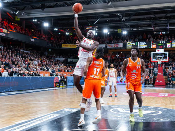 Charles Thompson (Fitness First Wuerzburg Baskets, 32) beim Wurf gegen Alonzo Verge Jr. (RASTA Vechta, 11) RASTA Vechta vs. Fitness First Wuerzburg Baskets, Basketball, easyCredit Basketball Bundesliga, 15. Spieltag, Saison 2025 2026, 11.01.2026 RASTA Vechta vs. Fitness First Wuerzburg Baskets, Basketball, easyCredit Basketball Bundesliga, 15. Spieltag, Saison 2025 2026, 11.01.2026 Vechta Copyright: xEibner-Pressefoto DamianxKruczynx EP_DKI