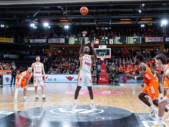 Charles Thompson (Fitness First Wuerzburg Baskets, 32) beim Freiwurf RASTA Vechta vs. Fitness First Wuerzburg Baskets, Basketball, easyCredit Basketball Bundesliga, 15. Spieltag, Saison 2025 2026, 11.01.2026 RASTA Vechta vs. Fitness First Wuerzburg Baskets, Basketball, easyCredit Basketball Bundesliga, 15. Spieltag, Saison 2025 2026, 11.01.2026 Vechta Copyright: xEibner-Pressefoto DamianxKruczynx EP_DKI