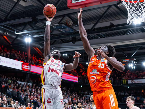 Charles Thompson (Fitness First Wuerzburg Baskets, 32) wird im Sprung von Malcolm Dandridge (RASTA Vechta, 23) geblockt RASTA Vechta vs. Fitness First Wuerzburg Baskets, Basketball, easyCredit Basketball Bundesliga, 15. Spieltag, Saison 2025 2026, 11.01.2026 RASTA Vechta vs. Fitness First Wuerzburg Baskets, Basketball, easyCredit Basketball Bundesliga, 15. Spieltag, Saison 2025 2026, 11.01.2026 Vechta Copyright: xEibner-Pressefoto DamianxKruczynx EP_DKI