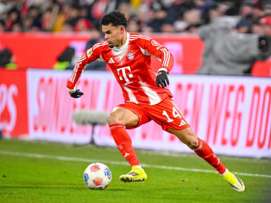 Luis Diaz (FC Bayern München) in Aktion, am Ball, Einzelaktion waehrend des spiels der Bundesliga zwischen FC Bayern München und VfL Wolfsburg, Allianz Arena am 11. January 2026 in München, Deutschland. (Foto von Harry Langer DeFodi Images) +++ Luis Diaz (FC Bayern München) controls the Ball during the Bundesliga match between FC Bayern München and VfL Wolfsburg at Allianz Arena on January 11, 2026 in München, Germany. (Photo by Harry Langer DeFodi Images) DFL regulations prohibit any use of photographs as image sequences and or quasi-video. (Photo by Harry Langer DeFodi Images) DFL regulations prohibit any use of photographs as image sequences and or quasi-video. -