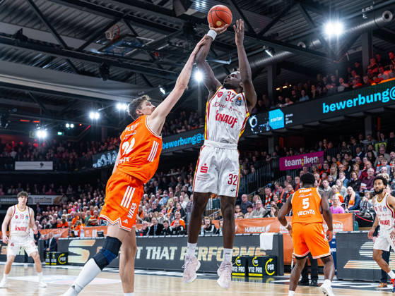 Charles Thompson (Fitness First Wuerzburg Baskets, 32) beim Wurf gegen Tibor Pleiss (RASTA Vechta, 22) RASTA Vechta vs. Fitness First Wuerzburg Baskets, Basketball, easyCredit Basketball Bundesliga, 15. Spieltag, Saison 2025 2026, 11.01.2026 RASTA Vechta vs. Fitness First Wuerzburg Baskets, Basketball, easyCredit Basketball Bundesliga, 15. Spieltag, Saison 2025 2026, 11.01.2026 Vechta Copyright: xEibner-Pressefoto DamianxKruczynx EP_DKI