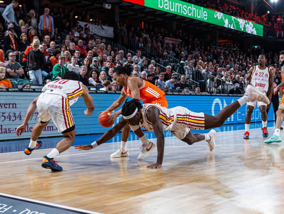 Charles Thompson (Fitness First Wuerzburg Baskets, 32) zeigt im Zweikampf mit Davion Mintz (Fitness First Wuerzburg Baskets, 10) vollen Einsatz gegen Alonzo Verge Jr. (RASTA Vechta, 11) RASTA Vechta vs. Fitness First Wuerzburg Baskets, Basketball, easyCredit Basketball Bundesliga, 15. Spieltag, Saison 2025 2026, 11.01.2026 RASTA Vechta vs. Fitness First Wuerzburg Baskets, Basketball, easyCredit Basketball Bundesliga, 15. Spieltag, Saison 2025 2026, 11.01.2026 Vechta Copyright: xEibner-Pressefoto DamianxKruczynx EP_DKI