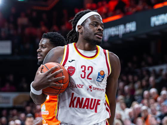 Charles Thompson (Fitness First Wuerzburg Baskets, 32) mit dem Ball RASTA Vechta vs. Fitness First Wuerzburg Baskets, Basketball, easyCredit Basketball Bundesliga, 15. Spieltag, Saison 2025 2026, 11.01.2026 RASTA Vechta vs. Fitness First Wuerzburg Baskets, Basketball, easyCredit Basketball Bundesliga, 15. Spieltag, Saison 2025 2026, 11.01.2026 Vechta Copyright: xEibner-Pressefoto DamianxKruczynx EP_DKI