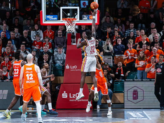 Charles Thompson (Fitness First Wuerzburg Baskets, 32) wirft den Ball zum Korb RASTA Vechta vs. Fitness First Wuerzburg Baskets, Basketball, easyCredit Basketball Bundesliga, 15. Spieltag, Saison 2025 2026, 11.01.2026 RASTA Vechta vs. Fitness First Wuerzburg Baskets, Basketball, easyCredit Basketball Bundesliga, 15. Spieltag, Saison 2025 2026, 11.01.2026 Vechta Copyright: xEibner-Pressefoto DamianxKruczynx EP_DKI