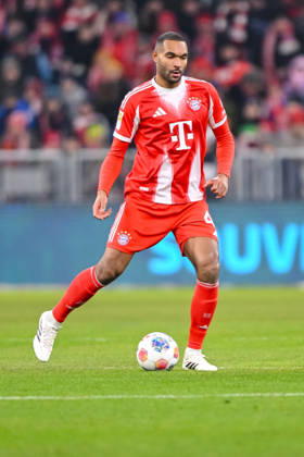 Jonathan Tah (FC Bayern München) in Aktion, am Ball, Einzelaktion waehrend des spiels der Bundesliga zwischen FC Bayern München und VfL Wolfsburg, Allianz Arena am 11. January 2026 in München, Deutschland. (Foto von Harry Langer DeFodi Images) +++ Jonathan Tah (FC Bayern München) controls the Ball during the Bundesliga match between FC Bayern München and VfL Wolfsburg at Allianz Arena on January 11, 2026 in München, Germany. (Photo by Harry Langer DeFodi Images) DFL regulations prohibit any use of photographs as image sequences and or quasi-video. (Photo by Harry Langer DeFodi Images) DFL regulations prohibit any use of photographs as image sequences and or quasi-video. -