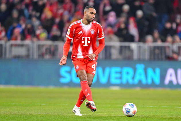 Jonathan Tah (FC Bayern München) in Aktion, am Ball, Einzelaktion waehrend des spiels der Bundesliga zwischen FC Bayern München und VfL Wolfsburg, Allianz Arena am 11. January 2026 in München, Deutschland. (Foto von Harry Langer DeFodi Images) +++ Jonathan Tah (FC Bayern München) controls the Ball during the Bundesliga match between FC Bayern München and VfL Wolfsburg at Allianz Arena on January 11, 2026 in München, Germany. (Photo by Harry Langer DeFodi Images) DFL regulations prohibit any use of photographs as image sequences and or quasi-video. (Photo by Harry Langer DeFodi Images) DFL regulations prohibit any use of photographs as image sequences and or quasi-video. -