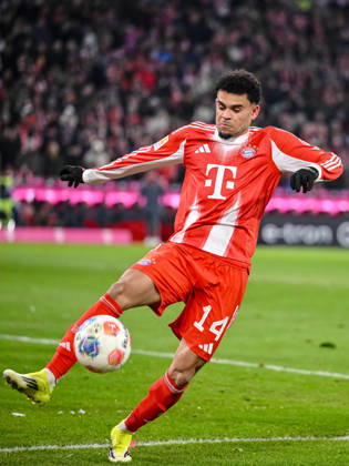 Luis Diaz (FC Bayern München) in Aktion, am Ball, Einzelaktion waehrend des spiels der Bundesliga zwischen FC Bayern München und VfL Wolfsburg, Allianz Arena am 11. January 2026 in München, Deutschland. (Foto von Harry Langer DeFodi Images) +++ Luis Diaz (FC Bayern München) controls the Ball during the Bundesliga match between FC Bayern München and VfL Wolfsburg at Allianz Arena on January 11, 2026 in München, Germany. (Photo by Harry Langer DeFodi Images) DFL regulations prohibit any use of photographs as image sequences and or quasi-video. (Photo by Harry Langer DeFodi Images) DFL regulations prohibit any use of photographs as image sequences and or quasi-video. -