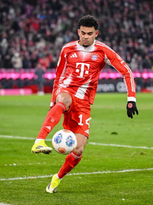 Luis Diaz (FC Bayern München) in Aktion, am Ball, Einzelaktion waehrend des spiels der Bundesliga zwischen FC Bayern München und VfL Wolfsburg, Allianz Arena am 11. January 2026 in München, Deutschland. (Foto von Harry Langer DeFodi Images) +++ Luis Diaz (FC Bayern München) controls the Ball during the Bundesliga match between FC Bayern München and VfL Wolfsburg at Allianz Arena on January 11, 2026 in München, Germany. (Photo by Harry Langer DeFodi Images) DFL regulations prohibit any use of photographs as image sequences and or quasi-video. (Photo by Harry Langer DeFodi Images) DFL regulations prohibit any use of photographs as image sequences and or quasi-video. -