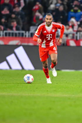 Jonathan Tah (FC Bayern München) in Aktion, am Ball, Einzelaktion waehrend des spiels der Bundesliga zwischen FC Bayern München und VfL Wolfsburg, Allianz Arena am 11. January 2026 in München, Deutschland. (Foto von Harry Langer DeFodi Images) +++ Jonathan Tah (FC Bayern München) controls the Ball during the Bundesliga match between FC Bayern München and VfL Wolfsburg at Allianz Arena on January 11, 2026 in München, Germany. (Photo by Harry Langer DeFodi Images) DFL regulations prohibit any use of photographs as image sequences and or quasi-video. (Photo by Harry Langer DeFodi Images) DFL regulations prohibit any use of photographs as image sequences and or quasi-video. -