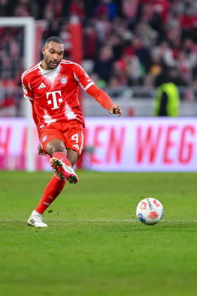 Jonathan Tah (FC Bayern München) in Aktion, am Ball, Einzelaktion waehrend des spiels der Bundesliga zwischen FC Bayern München und VfL Wolfsburg, Allianz Arena am 11. January 2026 in München, Deutschland. (Foto von Harry Langer DeFodi Images) +++ Jonathan Tah (FC Bayern München) controls the Ball during the Bundesliga match between FC Bayern München and VfL Wolfsburg at Allianz Arena on January 11, 2026 in München, Germany. (Photo by Harry Langer DeFodi Images) DFL regulations prohibit any use of photographs as image sequences and or quasi-video. (Photo by Harry Langer DeFodi Images) DFL regulations prohibit any use of photographs as image sequences and or quasi-video. -