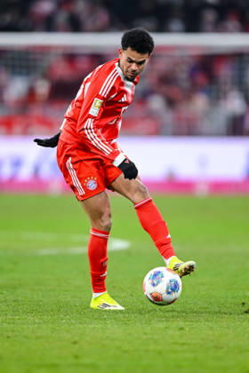 Luis Diaz (FC Bayern München) in Aktion, am Ball, Einzelaktion waehrend des spiels der Bundesliga zwischen FC Bayern München und VfL Wolfsburg, Allianz Arena am 11. January 2026 in München, Deutschland. (Foto von Harry Langer DeFodi Images) +++ Luis Diaz (FC Bayern München) controls the Ball during the Bundesliga match between FC Bayern München and VfL Wolfsburg at Allianz Arena on January 11, 2026 in München, Germany. (Photo by Harry Langer DeFodi Images) DFL regulations prohibit any use of photographs as image sequences and or quasi-video. (Photo by Harry Langer DeFodi Images) DFL regulations prohibit any use of photographs as image sequences and or quasi-video. -