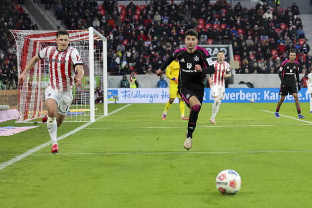 Maximilian Eggestein (SC Freiburg, 08) und Daniel Elfadli (Hamburger SV, 08) im Laufduell , Deutschland, Fussball, 1. Bundesliga, 16.Spieltag, 2025 2026, SC Freiburg vs. Hamburger SV, 10.01.2026, Freiburg im Breisgau Europa-Park Stadion Deutschland Copyright: xGrantxHubbsx