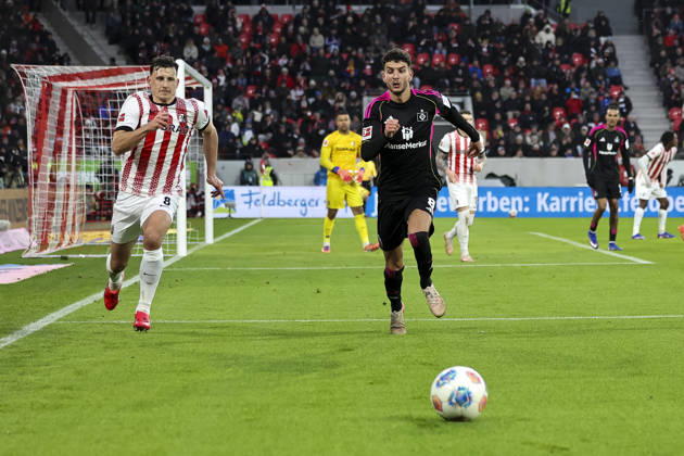 Maximilian Eggestein (SC Freiburg, 08) und Daniel Elfadli (Hamburger SV, 08) im Laufduell , Deutschland, Fussball, 1. Bundesliga, 16.Spieltag, 2025 2026, SC Freiburg vs. Hamburger SV, 10.01.2026, Freiburg im Breisgau Europa-Park Stadion Deutschland Copyright: xGrantxHubbsx