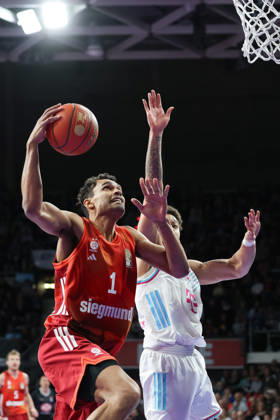 Oscar da Silva (FC Bayern Basketball, 01) mit Ball am Korb, mit Alijah Comithier (Telekom Baskets Bonn, 02), GER, FC Bayern Basketball vs. Telekom Baskets Bonn, Basketball, easycredit Basketball Bundesliga, 15. Spieltag, Saison 2025 2026, 11.01.2026, GER, FC Bayern Basketball vs. Telekom Baskets Bonn, Basketball, easycredit Basketball Bundesliga, 15. Spieltag, Saison 2025 2026, 11.01.2026 Muenchen Copyright: xEibner-Pressefoto JennixMaulx EP_JML