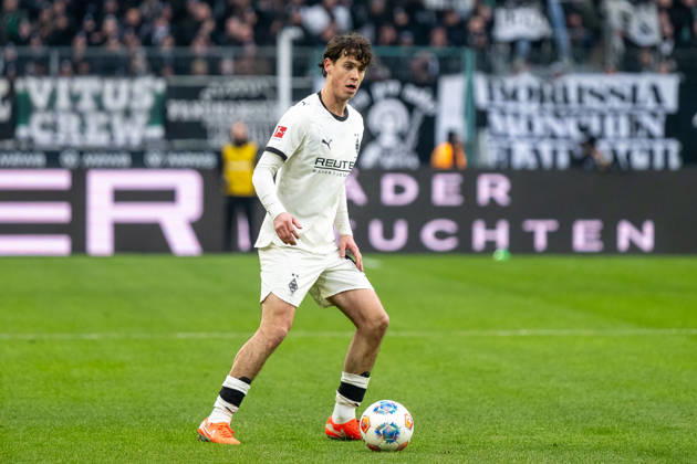 Philipp Sander (Borussia Moenchengladbach, 16) am Ball. Borussia Moenchengladbach vs. FC Augsburg, Fussball, 1. Bundesliga, 16. Spieltag, Saison 2025 2026, 11.01.2026 DFL DFB Regulations prohibit any use of Photographs as image sequences and or Quasivideo GER, Borussia Moenchengladbach vs. FC Augsburg, Fussball, 1. Bundesliga, 16. Spieltag, Saison 2025 2026, 11.01.2026 Moenchengladbach Copyright: xEibner-Pressefoto ThomasxHaeslerx EP_THR