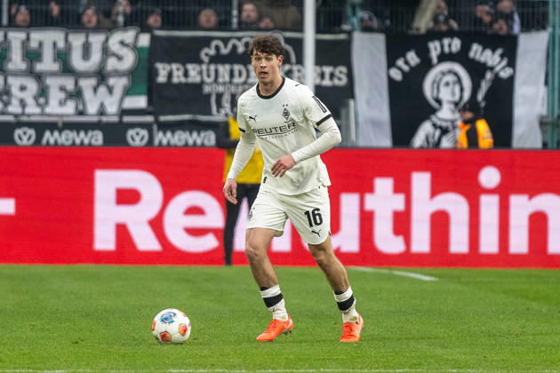 Philipp Sander (Borussia Moenchengladbach, 16) am Ball. Borussia Moenchengladbach vs. FC Augsburg, Fussball, 1. Bundesliga, 16. Spieltag, Saison 2025 2026, 11.01.2026 DFL DFB Regulations prohibit any use of Photographs as image sequences and or Quasivideo GER, Borussia Moenchengladbach vs. FC Augsburg, Fussball, 1. Bundesliga, 16. Spieltag, Saison 2025 2026, 11.01.2026 Moenchengladbach Copyright: xEibner-Pressefoto ThomasxHaeslerx EP_THR