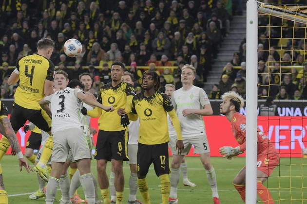 Nico Schlotterbeck (Dortmund 4) erzielt das Tor zum 1:0 13.01.2026 Fussball Borussia Dortmund vs SV Werder Bremen , Signal Iduna Park, Dortmund, DFB DFL REGULATIONS PROHIBIT ANY USE OF PHOTOGRAPHS AS IMAGE SEQUENCES AND OR QUASI-VIDEO