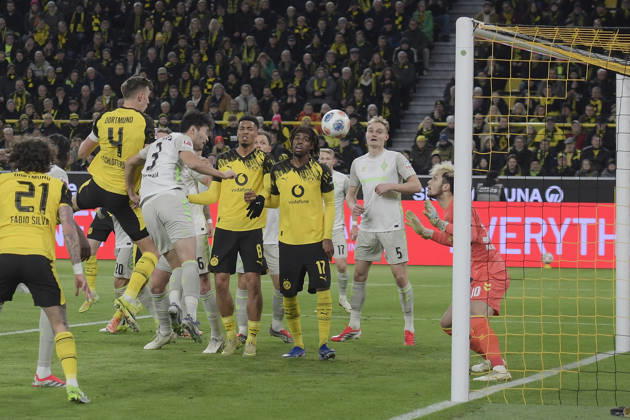 Nico Schlotterbeck (Dortmund 4) erzielt das Tor zum 1:0 13.01.2026 Fussball Borussia Dortmund vs SV Werder Bremen , Signal Iduna Park, Dortmund, DFB DFL REGULATIONS PROHIBIT ANY USE OF PHOTOGRAPHS AS IMAGE SEQUENCES AND OR QUASI-VIDEO