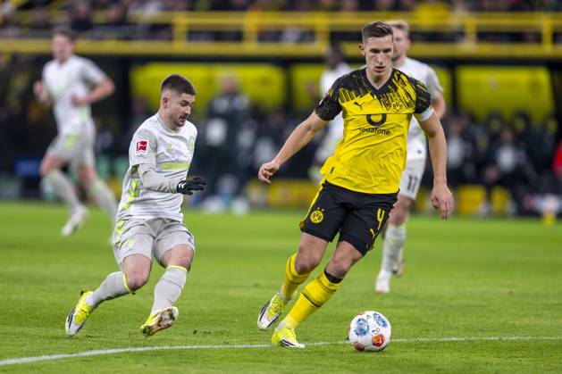 13.01.2026: Fußball: Borussia Dortmund - SV Werder Bremen, 17. Spieltag im Signal-Iduna-Park. Romano Schmid (Werder Bremen) (l) und Nico Schlotterbeck (Borussia Dortmund) kämpfen um den Ball. WICHTIGER HINWEIS: Gemäß den Vorgaben der DFL und des DFB ist es untersagt, in dem Stadion und oder vom Spiel angefertigte Fotoaufnahmen in Form von Sequenzbildern und oder videoähnlichen Fotostrecken zu verwerten bzw. verwerten zu lassen. Copyright: xDavidxInderliedx