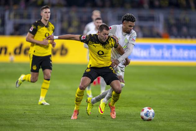 13.01.2026: Fußball: Borussia Dortmund - SV Werder Bremen, 17. Spieltag im Signal-Iduna-Park. Waldemar Anton (Borussia Dortmund) (l) und Justin Njinmah (Werder Bremen) kämpfen um den Ball. WICHTIGER HINWEIS: Gemäß den Vorgaben der DFL und des DFB ist es untersagt, in dem Stadion und oder vom Spiel angefertigte Fotoaufnahmen in Form von Sequenzbildern und oder videoähnlichen Fotostrecken zu verwerten bzw. verwerten zu lassen. Copyright: xDavidxInderliedx