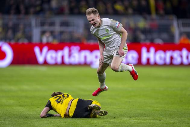 13.01.2026: Fußball: Borussia Dortmund - SV Werder Bremen, 17. Spieltag im Signal-Iduna-Park. Marcel Sabitzer (Borussia Dortmund) (l) und Amos Pieper (Werder Bremen) kämpfen um den Ball. WICHTIGER HINWEIS: Gemäß den Vorgaben der DFL und des DFB ist es untersagt, in dem Stadion und oder vom Spiel angefertigte Fotoaufnahmen in Form von Sequenzbildern und oder videoähnlichen Fotostrecken zu verwerten bzw. verwerten zu lassen. Copyright: xDavidxInderliedx