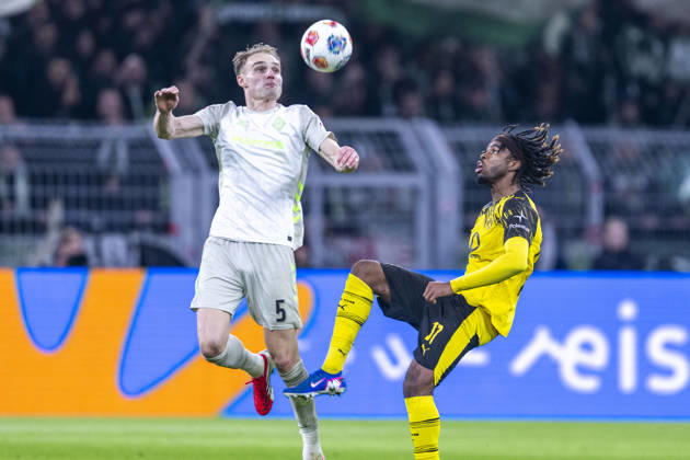 13.01.2026: Fußball: Borussia Dortmund - SV Werder Bremen, 17. Spieltag im Signal-Iduna-Park. Amos Pieper (Werder Bremen) (l) und Carney Chukwuemeka (Borussia Dortmund) kämpfen um den Ball. WICHTIGER HINWEIS: Gemäß den Vorgaben der DFL und des DFB ist es untersagt, in dem Stadion und oder vom Spiel angefertigte Fotoaufnahmen in Form von Sequenzbildern und oder videoähnlichen Fotostrecken zu verwerten bzw. verwerten zu lassen. Copyright: xDavidxInderliedx