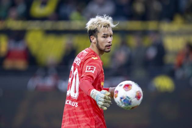 13.01.2026: Fußball: Borussia Dortmund - SV Werder Bremen, 17. Spieltag im Signal-Iduna-Park. Torwart Mio Backhaus (Werder Bremen) mit Ball. WICHTIGER HINWEIS: Gemäß den Vorgaben der DFL und des DFB ist es untersagt, in dem Stadion und oder vom Spiel angefertigte Fotoaufnahmen in Form von Sequenzbildern und oder videoähnlichen Fotostrecken zu verwerten bzw. verwerten zu lassen. Copyright: xDavidxInderliedx