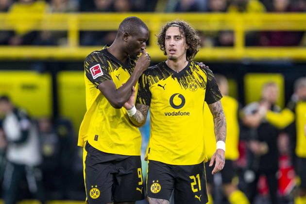 13.01.2026: Fußball: Borussia Dortmund - SV Werder Bremen, 17. Spieltag im Signal-Iduna-Park. Serhou Guirassy (Borussia Dortmund) (l) spricht mit Fabio Silva (Borussia Dortmund). WICHTIGER HINWEIS: Gemäß den Vorgaben der DFL und des DFB ist es untersagt, in dem Stadion und oder vom Spiel angefertigte Fotoaufnahmen in Form von Sequenzbildern und oder videoähnlichen Fotostrecken zu verwerten bzw. verwerten zu lassen. Copyright: xDavidxInderliedx