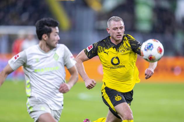 13.01.2026: Fußball: Borussia Dortmund - SV Werder Bremen, 17. Spieltag im Signal-Iduna-Park. Yukinari Sugawara (Werder Bremen) (l) und Julian Ryerson (Borussia Dortmund) kämpfen um den Ball. WICHTIGER HINWEIS: Gemäß den Vorgaben der DFL und des DFB ist es untersagt, in dem Stadion und oder vom Spiel angefertigte Fotoaufnahmen in Form von Sequenzbildern und oder videoähnlichen Fotostrecken zu verwerten bzw. verwerten zu lassen. Copyright: xDavidxInderliedx