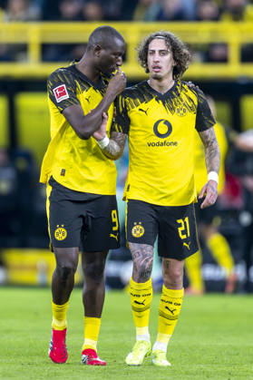 13.01.2026: Fußball: Borussia Dortmund - SV Werder Bremen, 17. Spieltag im Signal-Iduna-Park. Serhou Guirassy (Borussia Dortmund) (l) und Fabio Silva (Borussia Dortmund) sprechen miteinander. WICHTIGER HINWEIS: Gemäß den Vorgaben der DFL und des DFB ist es untersagt, in dem Stadion und oder vom Spiel angefertigte Fotoaufnahmen in Form von Sequenzbildern und oder videoähnlichen Fotostrecken zu verwerten bzw. verwerten zu lassen. Copyright: xDavidxInderliedx