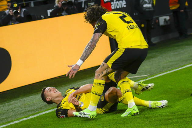 Nico Schlotterbeck (Dortmund 4) jubelt nach dem Tor zum 1:0 mit Fabio Silva (Dortmund 21) 13.01.2026 Fussball Borussia Dortmund vs SV Werder Bremen , Signal Iduna Park, Dortmund, DFB DFL REGULATIONS PROHIBIT ANY USE OF PHOTOGRAPHS AS IMAGE SEQUENCES AND OR QUASI-VIDEO