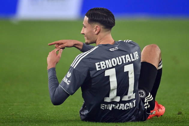 Younes EBNOUTALIB (Eintracht Frankfurt) nach Verletzung, verletzt,deutet Auswechslung an, Aktion,Einzelaktion,Einzelbild, Freisteller,Ganzkoerperaufnahme,ganze Figur. Fussball 1. Bundesliga Saison 2025 2026, 17.Spieltag, Spieltag17 VfB Stuttgart - Eintracht Frankfurt 3-2 am 13.01.2026 MHP ARENA.