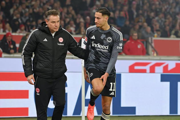 Younes EBNOUTALIB (Eintracht Frankfurt) nach Verletzung,verletzt,geht vom Platz. Fussball 1. Bundesliga Saison 2025 2026, 17.Spieltag, Spieltag17 VfB Stuttgart - Eintracht Frankfurt 3-2 am 13.01.2026 MHP ARENA.