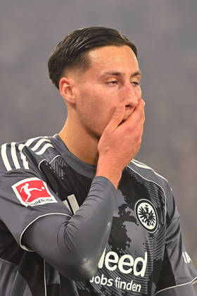 Younes EBNOUTALIB (Eintracht Frankfurt) nach Verletzung, Enttaeuschung,Frust,enttaeuscht, frustriert,niedergeschlagen, Aktion,Einzelbild,angeschnittenes Einzelmotiv,Portraet,Portrait,Porträt. Fussball 1. Bundesliga Saison 2025 2026, 17.Spieltag, Spieltag17 VfB Stuttgart - Eintracht Frankfurt 3-2 am 13.01.2026 MHP ARENA.