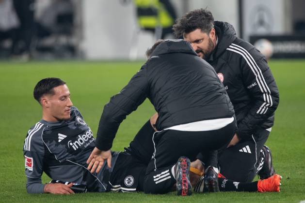 Younes Ebnoutalib (Eintracht Frankfurt) injured, is treated on the groundduring during the 1.Bundesliga Matchday 17 match between VFB Stuttgart and Eintracht Frankfurt at MHP Arena in Stuttgart, Germany on January 13, 2026 (DFL DFB REGULATIONS PROHIBIT ANY USE OF PHOTOGRAPHS as IMAGE SEQUENCES and or QUASI-VIDEO) Copyright: JoaquimxFerreira