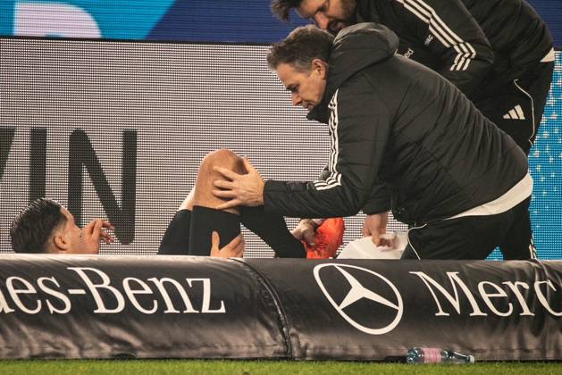 Younes Ebnoutalib (Eintracht Frankfurt) injured, is treated on the groundduring during the 1.Bundesliga Matchday 17 match between VFB Stuttgart and Eintracht Frankfurt at MHP Arena in Stuttgart, Germany on January 13, 2026 (DFL DFB REGULATIONS PROHIBIT ANY USE OF PHOTOGRAPHS as IMAGE SEQUENCES and or QUASI-VIDEO) Copyright: JoaquimxFerreira