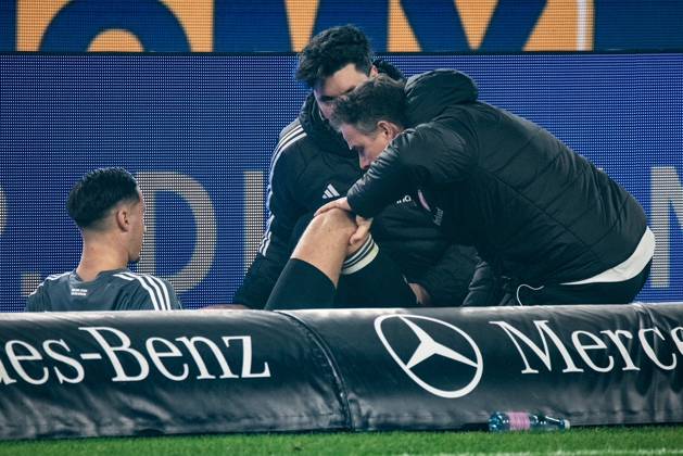 Younes Ebnoutalib (Eintracht Frankfurt) injured, is treated on the groundduring during the 1.Bundesliga Matchday 17 match between VFB Stuttgart and Eintracht Frankfurt at MHP Arena in Stuttgart, Germany on January 13, 2026 (DFL DFB REGULATIONS PROHIBIT ANY USE OF PHOTOGRAPHS as IMAGE SEQUENCES and or QUASI-VIDEO) Copyright: JoaquimxFerreira