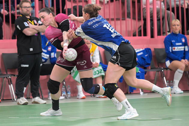 Gabriela Clausson Bitolo (TusSies Metzingen, 22) gegen Maxi Muehlner (HSG Blomberg-Lippe, 10) TusSies Metzingen vs. HSG Blomberg-Lippe, Handball, Alsco HBF, 13.Ligaspieltag, Saison 2025 2026, 14.01.2026 TusSies Metzingen vs. HSG Blomberg-Lippe, Handball, Alsco HBF, 13.Ligaspieltag, Saison 2025 2026, 14.01.2026 Tuebingen Copyright: xEibner-Pressefoto TobiasxBaurx EP_TBR