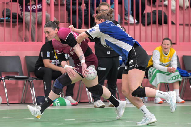 Gabriela Clausson Bitolo (TusSies Metzingen, 22) gegen Maxi Muehlner (HSG Blomberg-Lippe, 10) TusSies Metzingen vs. HSG Blomberg-Lippe, Handball, Alsco HBF, 13.Ligaspieltag, Saison 2025 2026, 14.01.2026 TusSies Metzingen vs. HSG Blomberg-Lippe, Handball, Alsco HBF, 13.Ligaspieltag, Saison 2025 2026, 14.01.2026 Tuebingen Copyright: xEibner-Pressefoto TobiasxBaurx EP_TBR