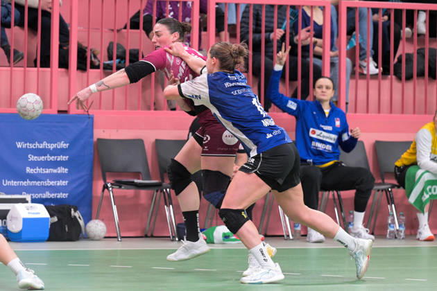 Gabriela Clausson Bitolo (TusSies Metzingen, 22) gegen Maxi Muehlner (HSG Blomberg-Lippe, 10) TusSies Metzingen vs. HSG Blomberg-Lippe, Handball, Alsco HBF, 13.Ligaspieltag, Saison 2025 2026, 14.01.2026 TusSies Metzingen vs. HSG Blomberg-Lippe, Handball, Alsco HBF, 13.Ligaspieltag, Saison 2025 2026, 14.01.2026 Tuebingen Copyright: xEibner-Pressefoto TobiasxBaurx EP_TBR
