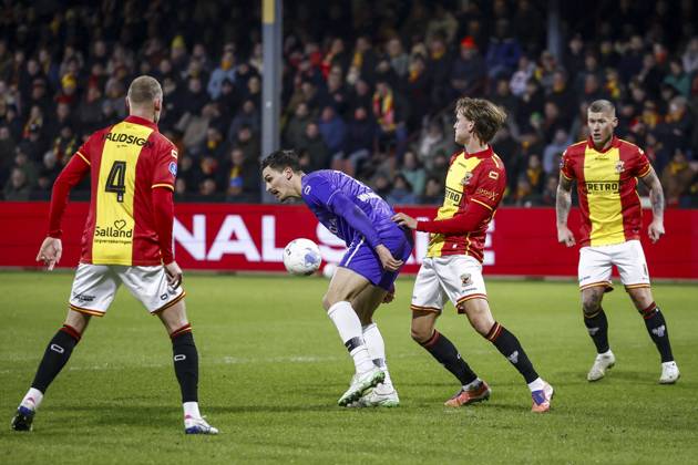 DEVENTER - (L-R) Joris Kramer of Go Ahead Eagles, Alec Van Hoorenbeeck of Heracles Almelo, Melle Meulensteen of Go Ahead Eagles during the round of 16 KNVB Cup match between Go Ahead Eagles and Heracles Almelo at De Adelaarshorst on January 14, 2026, in Deventer, Netherlands. VINCENT JANNINK ANP xVIxANPxSportx xxANPxIVx 547501075 originalFilename: 547501075