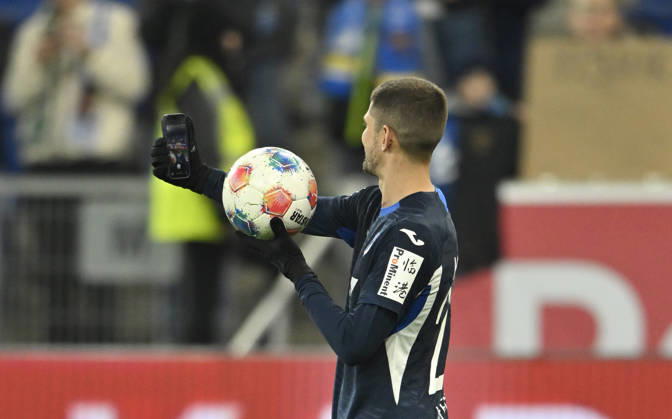 nach Spielende: Schlussjubel, Freude, Glueck, Jubel Andrej Kramaric TSG 1899 Hoffenheim (27) mit Spielball Selfie Smartphone TSG 1899 Hoffenheim vs Borussia Moenchengladbach BMG 14.01.2026 DFL REGULATIONS PROHIBIT ANY USE OF PHOTOGRAPHS AS IMAGE SEQUENCES AND OR QUASI-VIDEO TSG 1899 Hoffenheim vs Borussia Moenchengladbach BMG Sinsheim Copyright: xEibner-Pressefotox EP_MWI