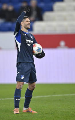 nach Spielende: Schlussjubel, Freude, Glueck, Jubel Andrej Kramaric TSG 1899 Hoffenheim (27) mit Spielball TSG 1899 Hoffenheim vs Borussia Moenchengladbach BMG 14.01.2026 DFL REGULATIONS PROHIBIT ANY USE OF PHOTOGRAPHS AS IMAGE SEQUENCES AND OR QUASI-VIDEO TSG 1899 Hoffenheim vs Borussia Moenchengladbach BMG Sinsheim Copyright: xEibner-Pressefotox EP_MWI