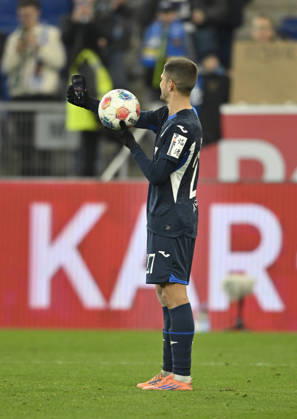 nach Spielende: Schlussjubel, Freude, Glueck, Jubel Andrej Kramaric TSG 1899 Hoffenheim (27) mit Spielball Selfie Smartphone TSG 1899 Hoffenheim vs Borussia Moenchengladbach BMG 14.01.2026 DFL REGULATIONS PROHIBIT ANY USE OF PHOTOGRAPHS AS IMAGE SEQUENCES AND OR QUASI-VIDEO TSG 1899 Hoffenheim vs Borussia Moenchengladbach BMG Sinsheim Copyright: xEibner-Pressefotox EP_MWI