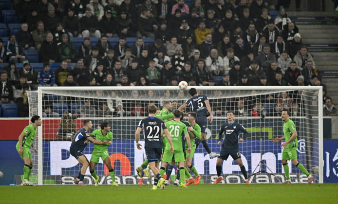 Strafraumszene, Torraumszene Kopfballduell Zweikampf Aktion Ozan Kabak TSG 1899 Hoffenheim (05) TSG 1899 Hoffenheim vs Borussia Moenchengladbach BMG 14.01.2026 DFL REGULATIONS PROHIBIT ANY USE OF PHOTOGRAPHS AS IMAGE SEQUENCES AND OR QUASI-VIDEO TSG 1899 Hoffenheim vs Borussia Moenchengladbach BMG Sinsheim Copyright: xEibner-Pressefotox EP_MWI