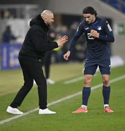 Trainer Coach Christian Ilzer TSG 1899 Hoffenheim am Spielfeldrand im Gespraech Diskussion mit Leon Avdullahu TSG 1899 Hoffenheim (07) TSG 1899 Hoffenheim vs Borussia Moenchengladbach BMG 14.01.2026 DFL REGULATIONS PROHIBIT ANY USE OF PHOTOGRAPHS AS IMAGE SEQUENCES AND OR QUASI-VIDEO TSG 1899 Hoffenheim vs Borussia Moenchengladbach BMG Sinsheim Copyright: xEibner-Pressefotox EP_MWI