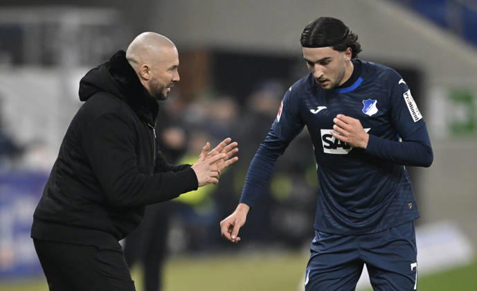 Trainer Coach Christian Ilzer TSG 1899 Hoffenheim am Spielfeldrand im Gespraech Diskussion mit Leon Avdullahu TSG 1899 Hoffenheim (07) TSG 1899 Hoffenheim vs Borussia Moenchengladbach BMG 14.01.2026 DFL REGULATIONS PROHIBIT ANY USE OF PHOTOGRAPHS AS IMAGE SEQUENCES AND OR QUASI-VIDEO TSG 1899 Hoffenheim vs Borussia Moenchengladbach BMG Sinsheim Copyright: xEibner-Pressefotox EP_MWI