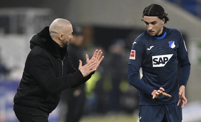 Trainer Coach Christian Ilzer TSG 1899 Hoffenheim am Spielfeldrand im Gespraech Diskussion mit Leon Avdullahu TSG 1899 Hoffenheim (07) TSG 1899 Hoffenheim vs Borussia Moenchengladbach BMG 14.01.2026 DFL REGULATIONS PROHIBIT ANY USE OF PHOTOGRAPHS AS IMAGE SEQUENCES AND OR QUASI-VIDEO TSG 1899 Hoffenheim vs Borussia Moenchengladbach BMG Sinsheim Copyright: xEibner-Pressefotox EP_MWI